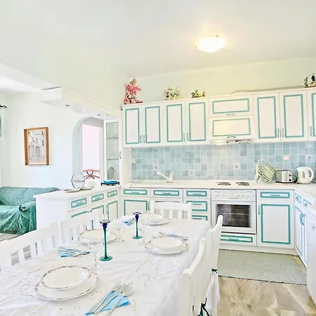 Alexandros Βίλα *